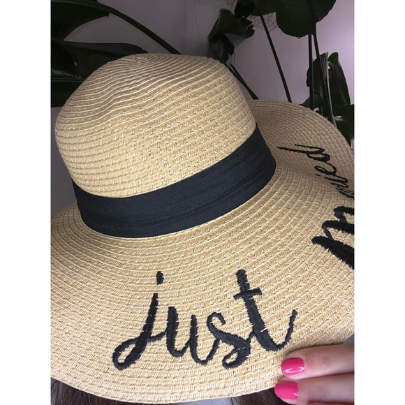 NWT Just Married Oversized Beach Hat, Wide Brim Sun Hat, Honeymoon Hat - Picture 4 of 7